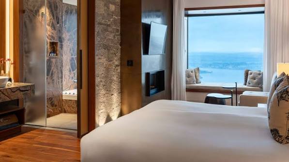 Contemporary Lake View Bay Suite